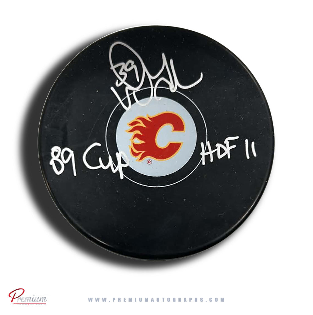 Doug Gilmour Calgary Flames Signed Puck w/ 89 Cup & HOF 2011 Inscription