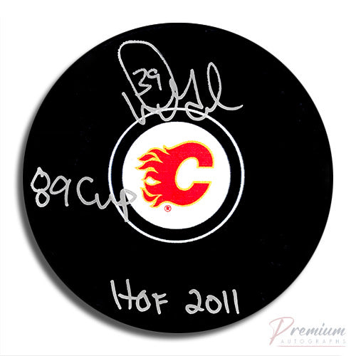 Doug Gilmour Calgary Flames Signed Puck w/ 89 Cup & HOF 2011 Inscription