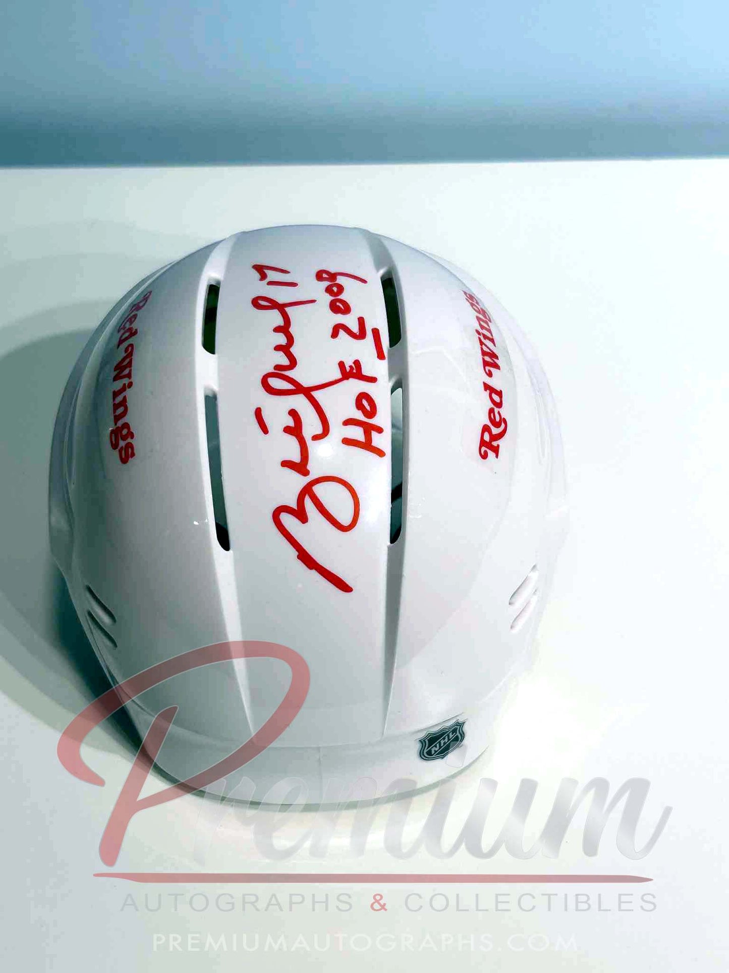 Brett Hull Detroit Red Wings Autographed Mini Helmet w/ HOF 2009 Inscription