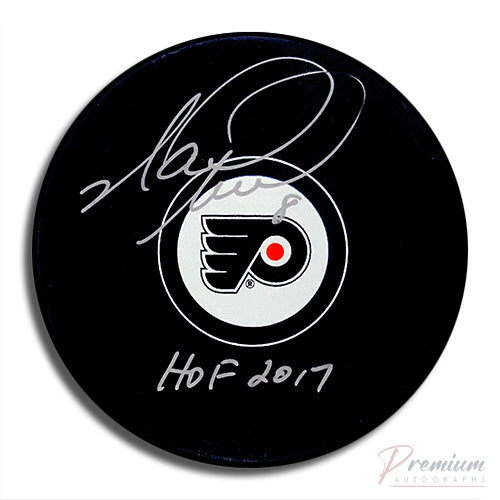 Mark Recchi Philadelphia Flyers Signed Puck w/ HOF 2017 Inscription